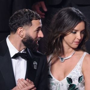 Les deux amoureux apparaissent très complices. 
Karim Benzema et sa compagne Lyna Khoudri à la descente des marches du film « 13 jours 13 nuits » lors du 78ème Festival International du Film de Cannes. Le 23 mai 2025 © Jacovides-Moreau / Bestimage