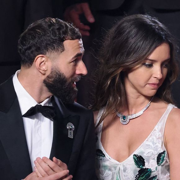 Les deux amoureux apparaissent très complices. 
Karim Benzema et sa compagne Lyna Khoudri à la descente des marches du film « 13 jours 13 nuits » lors du 78ème Festival International du Film de Cannes. Le 23 mai 2025 © Jacovides-Moreau / Bestimage