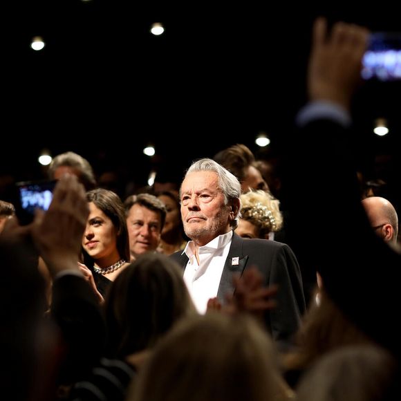 Alain Delon (avec un badge Paris Match d'une ancienne couverture du magazine titrant "Alain Delon, mes deux amours, Rosalie et Anouchka) - Remise de la Palme d'Honneur à Alain Delon lors du 72ème Festival International du Film de Cannes. On may 19th 2019
© Jacovides-Moreau / Bestimage