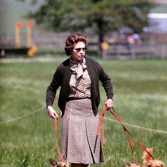 Photo d'archives du 17 mai 1980 de la Reine Elizabeth II avec quelques-uns de ses corgis marchant sur le parcours de cross-country pendant le deuxième jour du concours hippique de Windsor..  Photo by PA/PA Wire/ABACAPRESS.COM