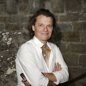 Exclusif - Benabar en backstage de l'enregistrement de l'émission La Grande Fête de Carcassonne, diffusée le samedi 6 septembre à 21.10 sur France 2, dans la Cité Médiévale de Carcassonne, France, le 24 juin 2025. © Jack Tribeca/Bestimage