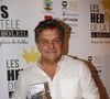 Celui qui aurait soufflé sa 67ème bougie ce samedi 22 février 2025 avait été retrouvé inanimé sur son bateau le 24 juillet 2014 par l’un de ses fils, avant de décéder deux jours plus tard après son transport à l’hôpital, à La Rochelle.
Thierry Redler lors du 2e festival "Les Héros de la Télé" à Beausoleil, le 5 octobre 2013.
Bestimage