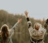 Les actes de gentillesse, même simples, améliorent l’humeur et stimulent des réactions positives (comme la dopamine).

Photo prise par Priscilla Du Preez / Unsplash