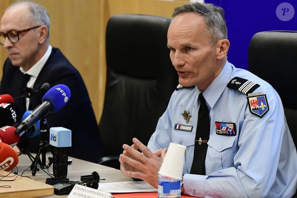 Le chef de la brigade criminelle de la gendarmerie de Marseille, Christophe Berthelin, et le procureur d'Aix-en-Provence, Jean-Luc Blachon, lors d'une conférence de presse au palais de justice d'Aix-en-Provence après la levée de la garde à vue des grands-parents d'Emile Soleil, un jeune enfant français disparu il y a près de deux ans, le 27 mars 2025. © William Cannarella/Psnewz/Bestimage