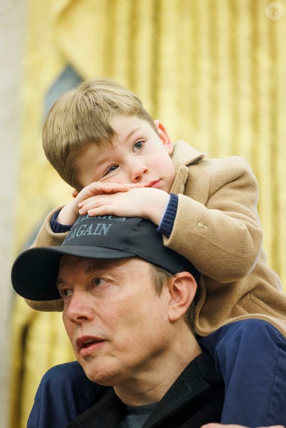 Le président Donald Trump et Elon Musk, accompagné de son fils X, donnent une conférence de presse pour défendre les premières coupes budgétaires du Department of Government Efficiency (DOGE) dirigé par le patron de Space X et Tesla.
Washington, le 11 février 2025.