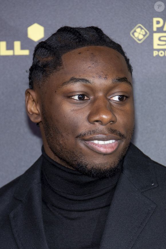 Le rappeur Tiakola - Photocall de la 67ème cérémonie du Ballon d’Or au Théâtre du Chatelet à Paris le 30 octobre 2023. © Cyril Moreau/Bestimage