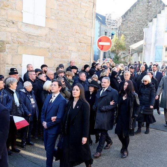 Pierrette Le Pen et son petit-fils, Jany Le Pen et les autres membres du clan Le Pen - Arrivées des membres de la famille Le Pen aux obsèques de Jean-Marie Le Pen en l'église Saint-Joseph à la Trinité-sur-Mer  le 11 juillet 2025. © Dominique Jacovides / Guillaume Collet / Bestimage