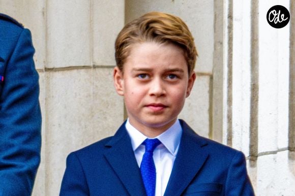 Sa croissance fulgurante laisse présager qu'il dépassera rapidement sa mère, et peut-être même son père. 

Le prince George de Galles assiste aux célébrations du 80ème anniversaire de la fin de la Seconde guerre mondiale (VE Day) à Londres, le 5 mai 2025. Photo par Backgrid USA / Bestimage