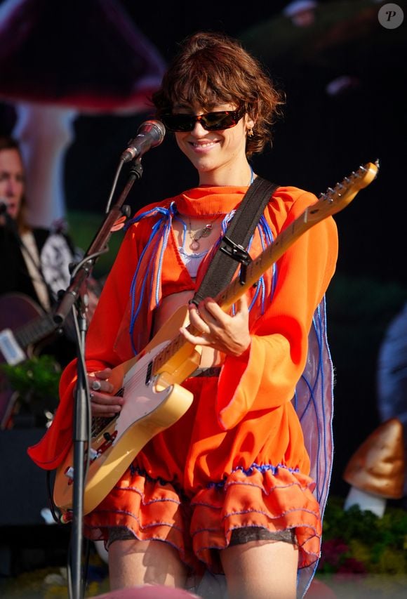 Pomme en concert lors de la "Fête de L'Humanité 2024" sur l'ex-base aérienne 217 au Plessis-Pâté le 15 septembre 2024.  © Anne-Sophie Guebey/Bestimage