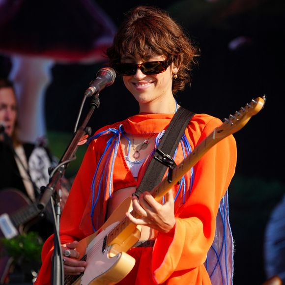 Pomme en concert lors de la "Fête de L'Humanité 2024" sur l'ex-base aérienne 217 au Plessis-Pâté le 15 septembre 2024.  © Anne-Sophie Guebey/Bestimage