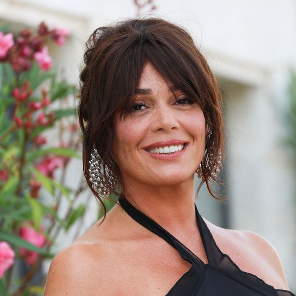 Lola Dewaere confie être confrontée aux critiques sur son corps depuis l’enfance, que ce soit dans sa famille et au travail.

Lola Dewaere, présidente du jury des étudiants francophones lors du premier jour du 16ème festival du film francophone (FFA) à Angoulême le 22 août 2023.

© Coadic Guirec / Bestimage