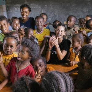 Tatiana Silva est en mission pour l'Unicef dans le sud de Madagascar en Avril 2023. Commune rurale d’Andranobory dans le sud-est de Madagascar, Tatiana Silva dans une des salles de classe en présence d’écoliers de CM1 © Arnaud Juherian / Unicef via Bestimage