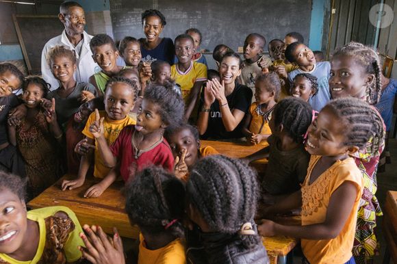 Tatiana Silva est en mission pour l'Unicef dans le sud de Madagascar en Avril 2023. Commune rurale d’Andranobory dans le sud-est de Madagascar, Tatiana Silva dans une des salles de classe en présence d’écoliers de CM1 © Arnaud Juherian / Unicef via Bestimage