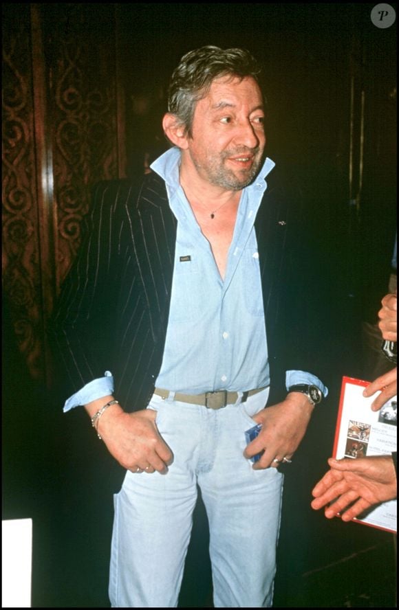 Certains ne le savent peut-être pas mais Serge Gainsbourg a une soeur jumelle prénommée Liliane... Archives - Serge Gainsbourg lors d'une soirée aux Bains Douche à Paris. (BALDINI / BESTIMAGE).
