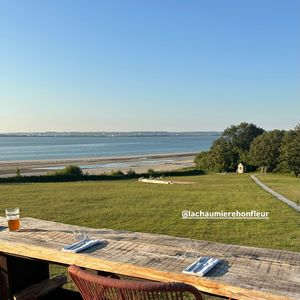 Un repas y coûte entre 35 euros pour le menu du midi et 60 euros pour le brunch.

Sophie Davant dîne à Honfleur avec sa fille Valentine et son compagnon William Leymergie.