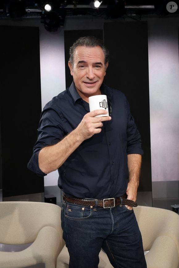 Jean Dujardin, sur le plateau de Clique présenté par M.Achour, et diffusé sur Canal + le 27 octobre 2025, à Paris, France, le 21 octobre 2025. © Jack Tribeca/Bestimage