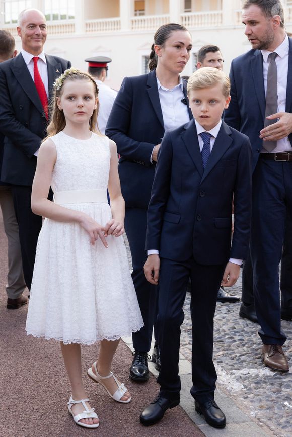 Le Prince Albert II et la Princesse Charlène de Monaco, S.A.S. le Prince Jacques et S.A.S. la Princesse Gabriella traversent la foule pour saluer les Monégasques venus fêter leur Prince sur la place du Palais, à Monaco, le 19 juillet 2025, dans le cadre des célébrations du 20e anniversaire du règne du Prince Albert II de Monaco. © Olivier Huitel/Pool Monaco/Bestimage