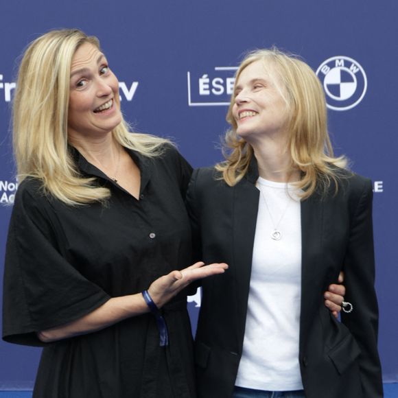 Julie Gayet, Isabelle Carré - Arrivées au cinéma CGR lors de la 18ème édition du Festival du Film Francophone de Angoulême (FFA) le 27 août 2025.

© Coadic Guirec / Bestimage
