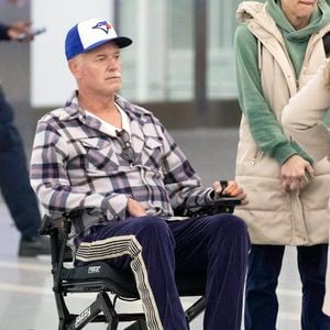 Eric Dane est aperçu en fauteuil roulant à la sortie de l'aéroport international de Toronto. L'acteur américain de 52 ans, star d'Euphoria, s'est engagé à poursuivre son travail et son combat contre la SLA. 15/10/2025 Photo par The ImageDirect / Bestimage