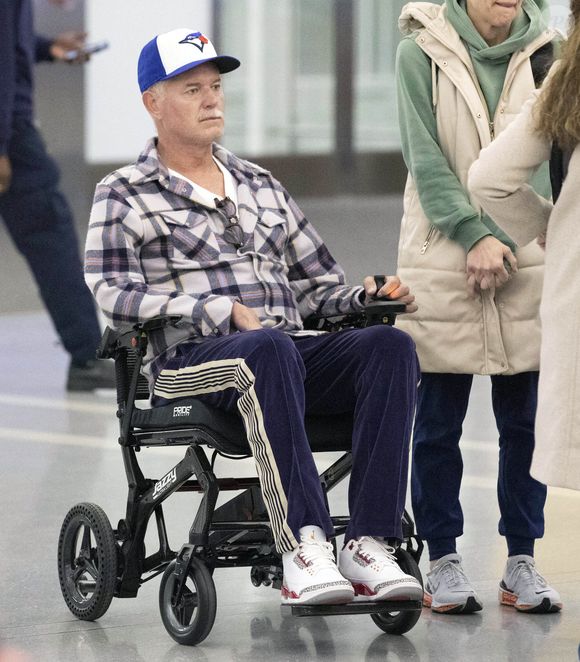 Eric Dane est aperçu en fauteuil roulant à la sortie de l'aéroport international de Toronto. L'acteur américain de 52 ans, star d'Euphoria, s'est engagé à poursuivre son travail et son combat contre la SLA. 15/10/2025 Photo par The ImageDirect / Bestimage