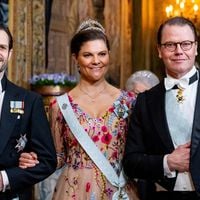 Quand les diadèmes sont de sortie : Sofia de Suède absente après l'accouchement mais son mari Carl apparaît au bras de Victoria