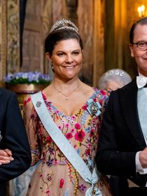 Quand les diadèmes sont de sortie : Sofia de Suède absente après l'accouchement mais son mari Carl apparaît au bras de Victoria