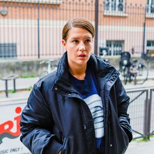 Exclusif - Adèle Exarchopoulos arrive pour la promotion de son dernier film "Chien 51" dans les studios de NRJ pour l'émission de radio sur Camille Combal sur NRJ à Paris, France, le 13 octobre 2025. © Julien Sarkissian/Bestimage