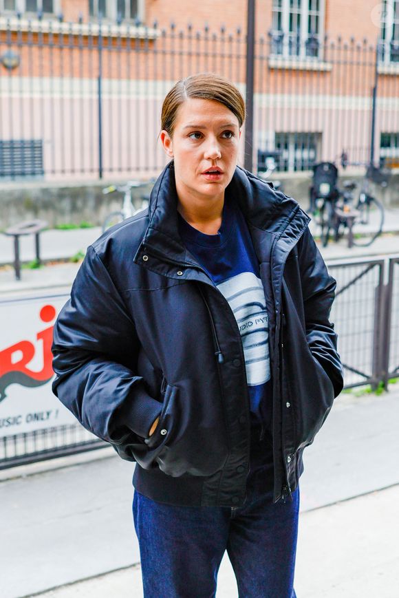 Exclusif - Adèle Exarchopoulos arrive pour la promotion de son dernier film "Chien 51" dans les studios de NRJ pour l'émission de radio sur Camille Combal sur NRJ à Paris, France, le 13 octobre 2025. © Julien Sarkissian/Bestimage