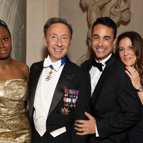 Exclusif - Jeaneta Domingos, Stéphane Bern, Yori Bailleres, Ségolène Danton - Arrivées au Bal 2025 des débutantes à l’hôtel Shangri-La Paris le 29 novembre 2025. Le Bal / Moreau / Borde / Bestimage