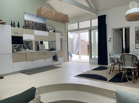 Avec sa superficie de 116 m2, la maison peut accueillir jusqu'à dix voyageurs.

Capture d'écran d'une photo du salon de Nathalie Péchalat.
