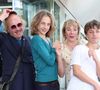 Une apparition qui n'est pas passée inaperçue tant sa ressemblance avec Julie Depardieu est frappante : même regard, même nez et traits du visage très similaires.
 

Philippe Katerine, Julie Depardieu et leurs enfants Billy et Alfred  - Séance photo du film « Les derniers jours de Charles Baudelaire » lors de la 65e édition du Festival de télévision de Monte-Carlo, le 14 juin 2026

 © Denis Guignebourg /Bestimage