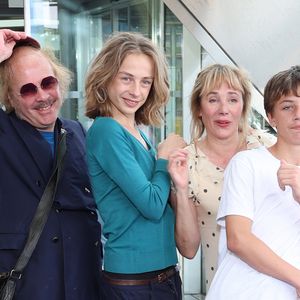 Une apparition qui n'est pas passée inaperçue tant sa ressemblance avec Julie Depardieu est frappante : même regard, même nez et traits du visage très similaires.
 

Philippe Katerine, Julie Depardieu et leurs enfants Billy et Alfred  - Séance photo du film « Les derniers jours de Charles Baudelaire » lors de la 65e édition du Festival de télévision de Monte-Carlo, le 14 juin 2026

 © Denis Guignebourg /Bestimage