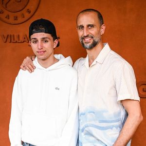Arié Elmaleh a été aperçu à Roland-Garros 2026 aux côtés de son fils Isaac, dans une rare sortie père-fils à Paris. 

Paris, France, France : Isaac Elmaleh et Arie Elmaleh lors de Roland-Garros 2026, Roland-Garros, tournoi de tennis du Grand Chelem au stade Roland-Garros à Paris, France. (Credit Image : © Matthieu Mirville/ZUMA Press Wire / Bestimage)