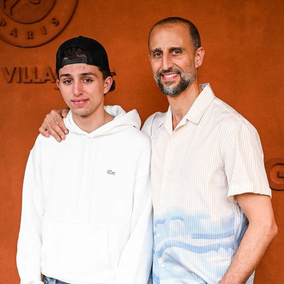Arié Elmaleh a été aperçu à Roland-Garros 2026 aux côtés de son fils Isaac, dans une rare sortie père-fils à Paris. 

Paris, France, France : Isaac Elmaleh et Arie Elmaleh lors de Roland-Garros 2026, Roland-Garros, tournoi de tennis du Grand Chelem au stade Roland-Garros à Paris, France. (Credit Image : © Matthieu Mirville/ZUMA Press Wire / Bestimage)