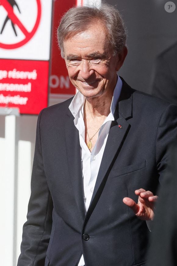 Bernard Arnault - Sorties du défilé de mode prêt-à-porter Louis Vuitton Printemps/été 2024 lors de la Fashion Week de Paris (PFW), dans le futur hôtel Louis Vuitton au 103, avenue des Champs-Élysées, à Paris, France, le 2 octobre 2023. © Christophe Clovis/Bestimage
