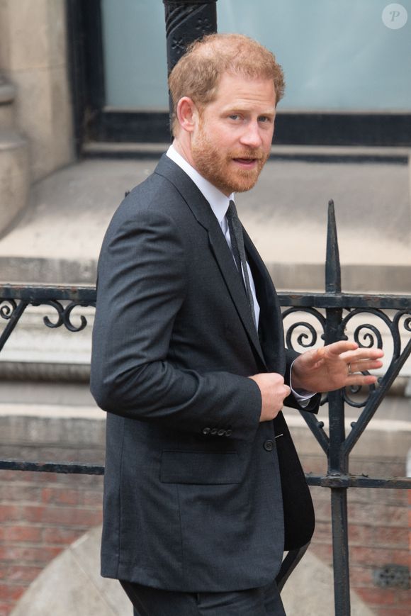 Il a conclu un accord financier avec le propriétaire du tabloïd "The Sun"
Le prince Harry, duc de Sussex, arrive au procès contre l'éditeur du journal "Daily Mail" à la Haute Cour de Londres, le 30 mars 2023. Parmi les plaignants, accusant le quotidien d'avoir obtenu des informations illégalement, figurent E.John et L.Hurley.
© Avalon / Panoramic / Bestimage