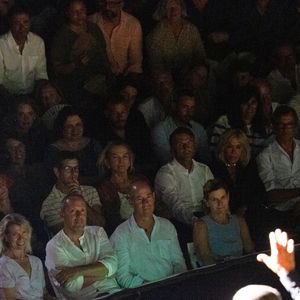 Dany Boon sur scène, le président Emmanuel Macron et sa femme Brigitte dans le public au spectacle de Dany Boon "Clown n'est pas un métier" lors du 41ème Festival de Ramatuelle le 12 août 2025. 

© Cyril Bruneau / Bestimage
