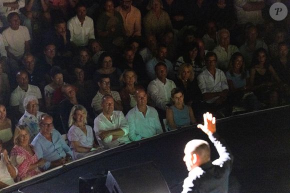 Dany Boon sur scène, le président Emmanuel Macron et sa femme Brigitte dans le public au spectacle de Dany Boon "Clown n'est pas un métier" lors du 41ème Festival de Ramatuelle le 12 août 2025. 

© Cyril Bruneau / Bestimage