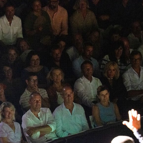 Dany Boon sur scène, le président Emmanuel Macron et sa femme Brigitte dans le public au spectacle de Dany Boon "Clown n'est pas un métier" lors du 41ème Festival de Ramatuelle le 12 août 2025. 

© Cyril Bruneau / Bestimage