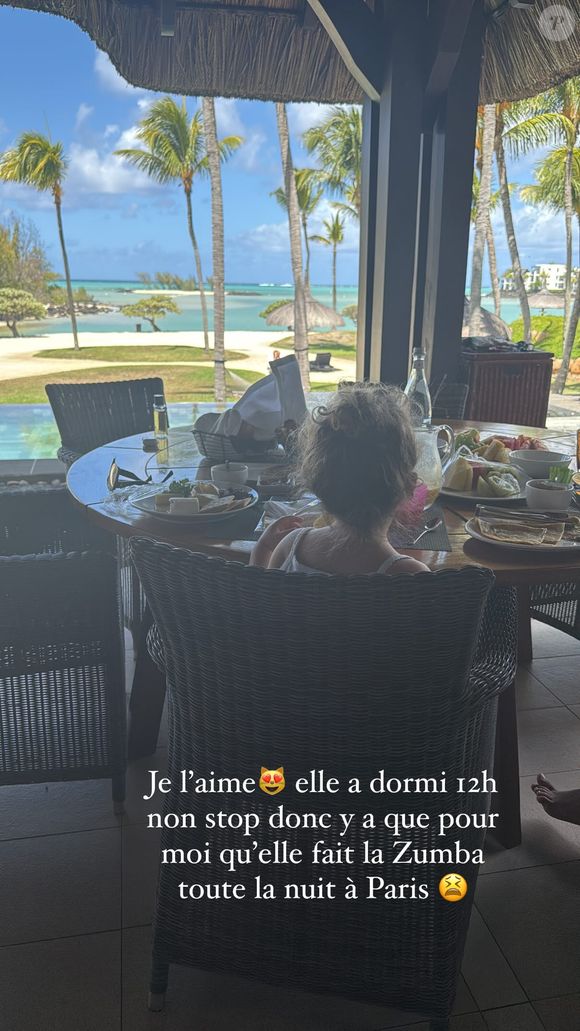 Vitaa en vacances avec son mari Hicham et leurs 3 enfants au soleil. Décembre 2024.