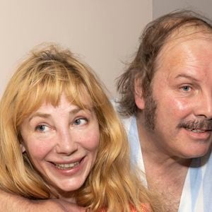 "Qu'avez-vous pensé de lui la première fois que vous l'avez vu ?", a ensuite demandé un téléspectateur. "J'étais très déconcertée, j'ai dit, quel drôle de personnage !". 

Exclusif -  Julie Depardieu, Philippe Katerine - Philippe Katerine présente son nouvel album "Confessions" lors de son concert au Festival de Ramatuelle, le 1er août 2021.
© Cyril Bruneau / Festival de Ramatuelle / Bestimage