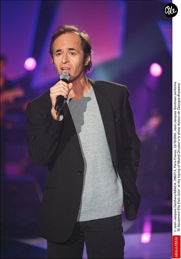 Le 22 octobre 2001. Jean-Jacques Goldman interprète « Si Seulement Elle Était Jolie » lors de l'enregistrement de l'émission de télévision de Michel Drucker « Autour de Georges Brassens ». © Jean-Jacques Datchary/ABACA