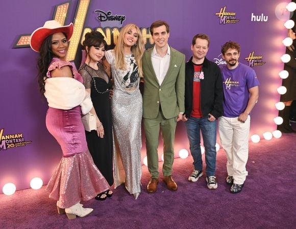 L’événement a permis aux millennials de se replonger dans l’univers nostalgique de leur enfance.

Miley Cyrus à la première mondiale de "Hannah Montana 20th Anniversary Special" de Disney+ au El Capitan Theatre à Los Angeles.
© Backgrid USA / Bestimage