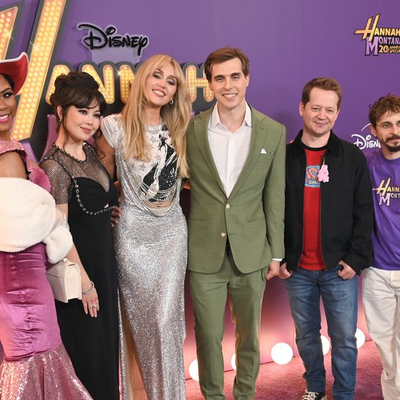 L’événement a permis aux millennials de se replonger dans l’univers nostalgique de leur enfance.

Miley Cyrus à la première mondiale de "Hannah Montana 20th Anniversary Special" de Disney+ au El Capitan Theatre à Los Angeles.
© Backgrid USA / Bestimage