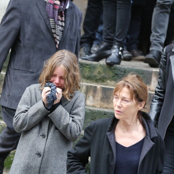 Jane Birkin et son petit-fils Marlowe (Fils de Lou Doillon) - Sortie des obseques de Kate Barry en l'eglise Saint-Roch a Paris. Le 19 decembre 2013. ©JACOVIDES-MOREAU / BESTIMAGE