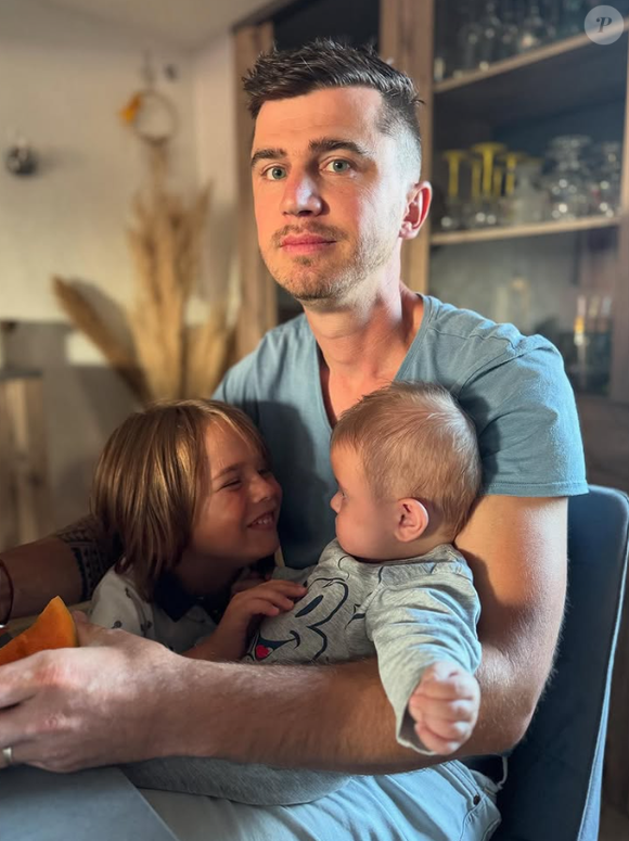 Dans ce cadre, elle ne peut pas marcher.

Roxanne et Michel Augoyard sont à la tête d'une fratrie de cinq enfants dans "Familles nombreuses, la vie en XXL" sur TF1.