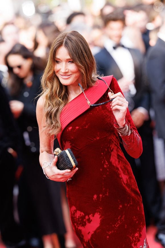 Carla Bruni assiste au tapis rouge de "The Phoenician Scheme" lors du 78ème Festival de Cannes au Palais des Festivals le 18 mai 2025 à Cannes, France.   Photo by Anne Barson/ABACAPRESS.COM