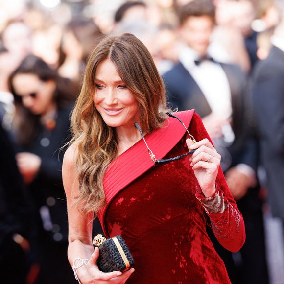Carla Bruni assiste au tapis rouge de "The Phoenician Scheme" lors du 78ème Festival de Cannes au Palais des Festivals le 18 mai 2025 à Cannes, France.   Photo by Anne Barson/ABACAPRESS.COM