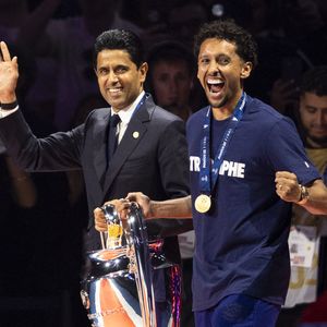 Nasser al-Khelaïfi (président du PSG) et Marquinhos au Parc Des Princes à Paris, le 1er juin 2025. / © Cyril Moreau/Bestimage