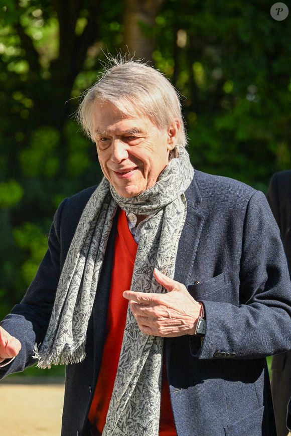 Salvatore Adamo - Arrivées à l'enregistrement de l'émission "Serge Lama Le dernier rappel" qui sera diffusée sur France 3 au théâtre Marigny à Paris, France, le 29 avril 2025. © Yehiel Chekroune/Bestimage